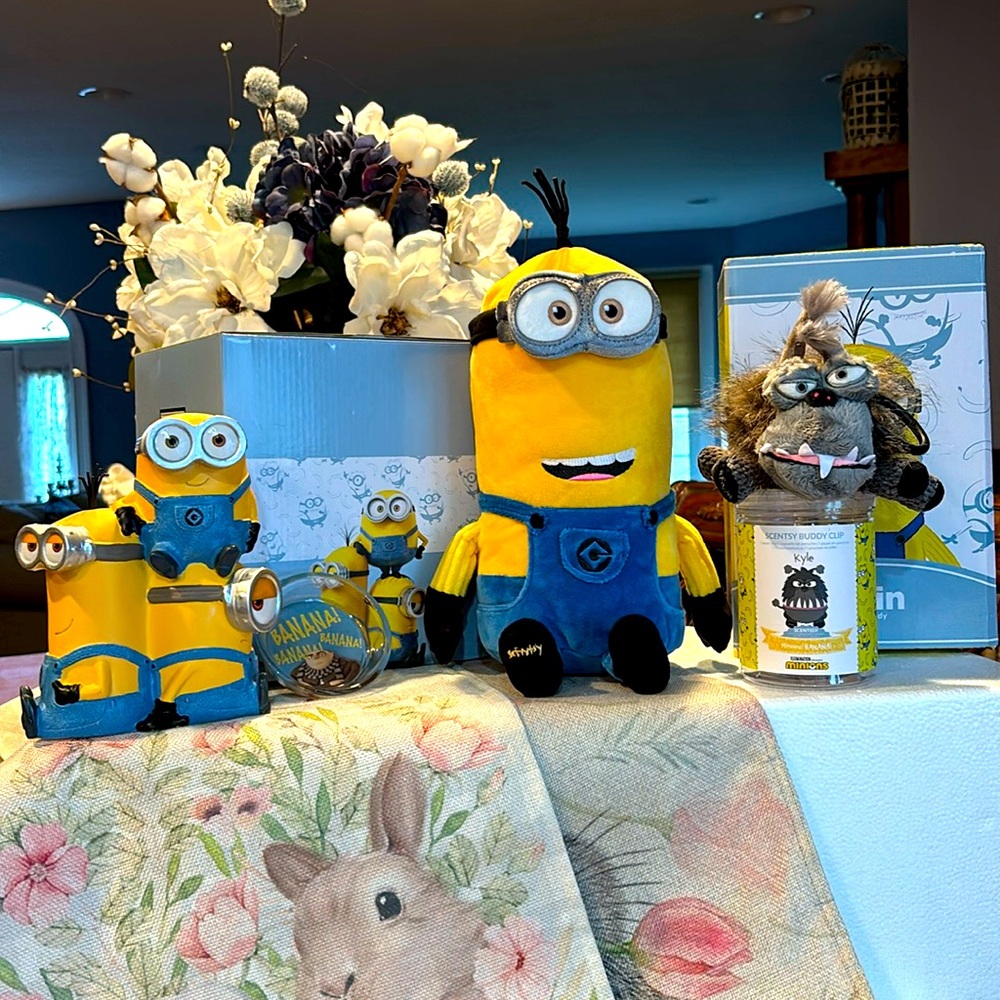 NWT minions Kevin Scentsy Buddy